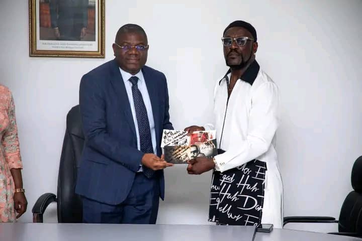 L’artiste Meiway reçu par le ministre Pierre Lamadokou