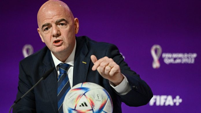 FTF: Gianni Infantino reconnaît les efforts et contributions du Colonel Guy Akpovy au développement du football