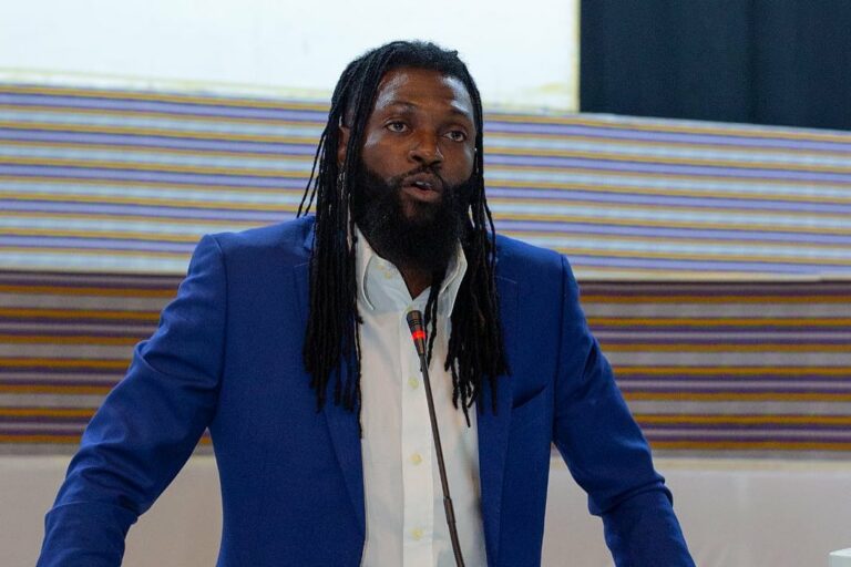 Emmanuel Adébayor parmi des personnalités du Groupe d’Étude Technique de la CAF face à la presse pour une analyse de la CAN 2023, ce 05 février