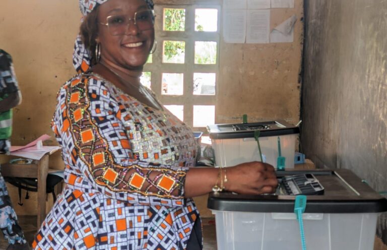 Togo/Jour de vote du double scrutin : La Princesse Eyi Semekonawo de la liste Forêt Sacrée montre la voie
