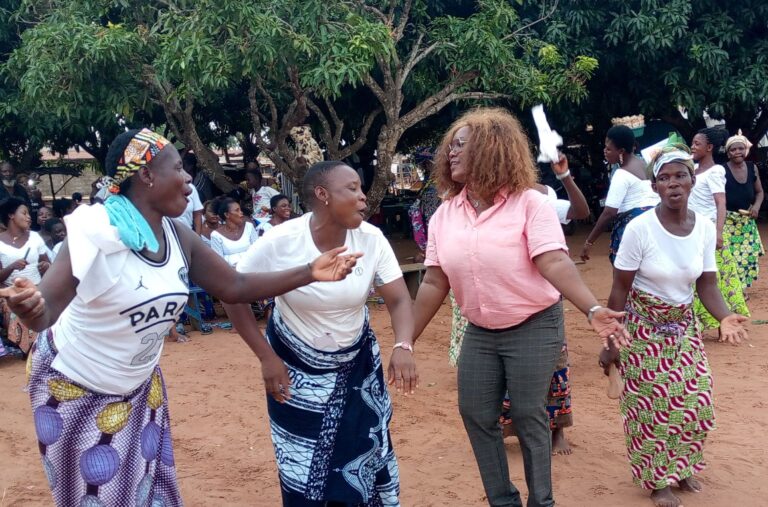 Togo/Canton d’Aflao Sagbado : À Ségbé, la Princesse Eyi Semekonawo de la liste «Forêt Sacrée» conquiert les coeurs des populations