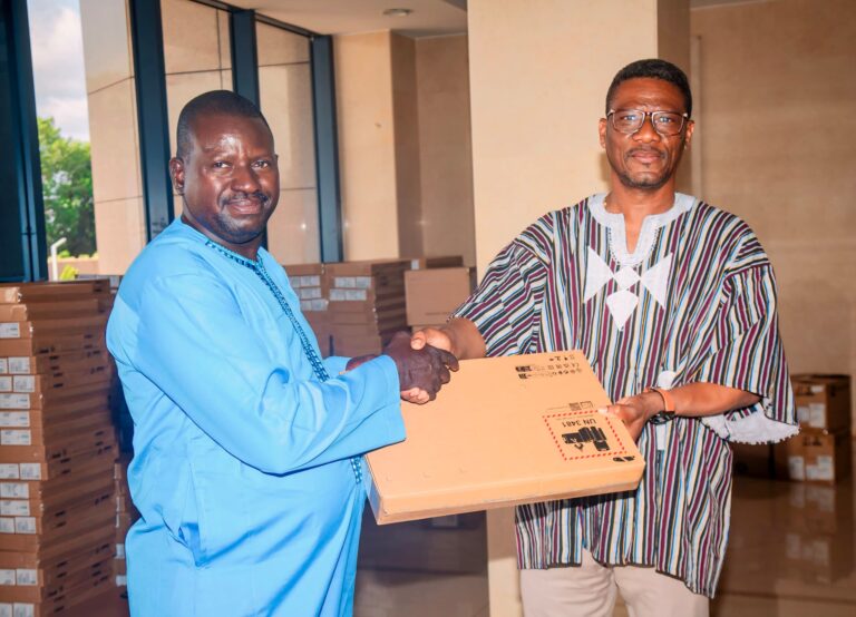 Togo/MEPST: Prof Kokoroko dote les nouveaux inspecteurs et conseillers pédagogiques de matériel informatique
