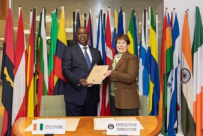 Le représentant ivoirien, SEM Aly Touré, signe un accord international sur le café (ICA) à Londres
