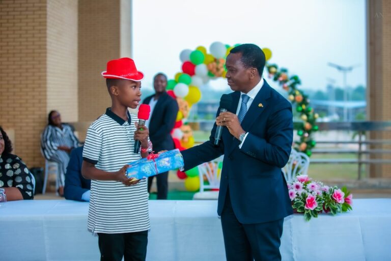 Togo: Le président de l’Assemblée nationale célèbre Noël avec les enfants