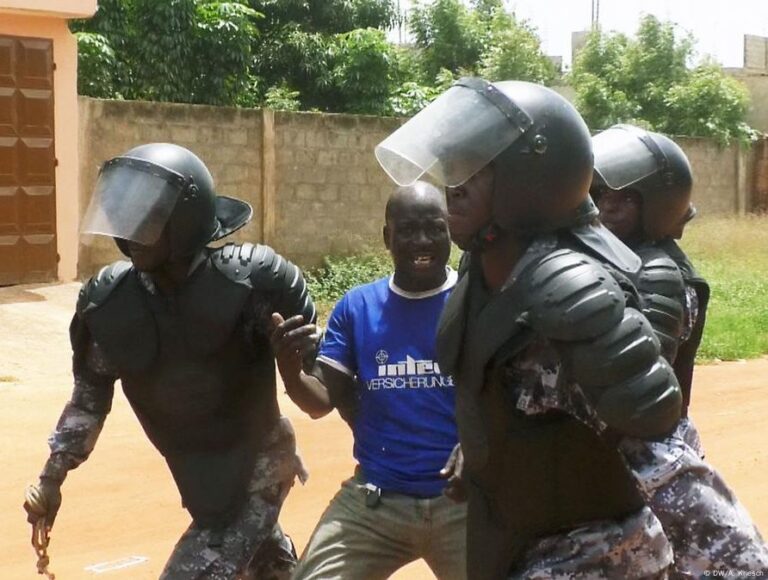 Une plateforme en ligne pour signaler les abus des forces de l’ordre au Togo, lancée