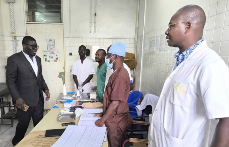 Togo: Le ministre de la Santé et de l’Hygiène Publique, Prof. Tchin DARRE, soutient le personnel hospitalier de Lomé