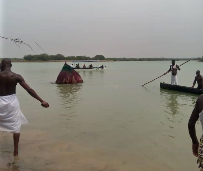 Festival des divinités noires : Traversée de la lagune par les Zangbéto