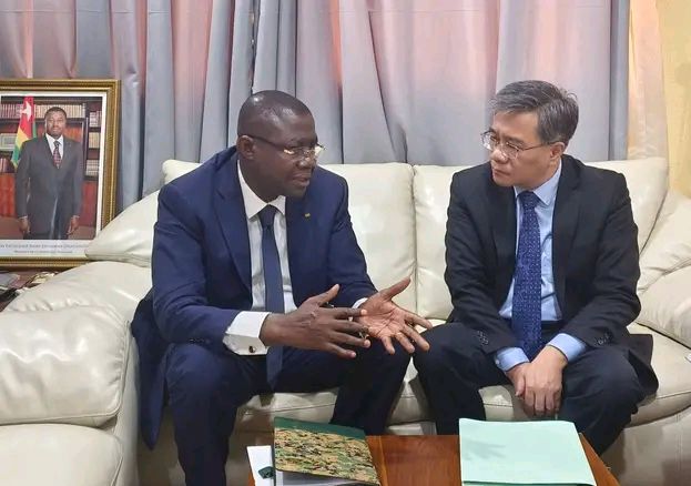 Togo/Rencontre entre l’Ambassadeur de Chine et le Ministre togolais de l’Administration Territoriale : une coopération renforcée pour un développement mutuel