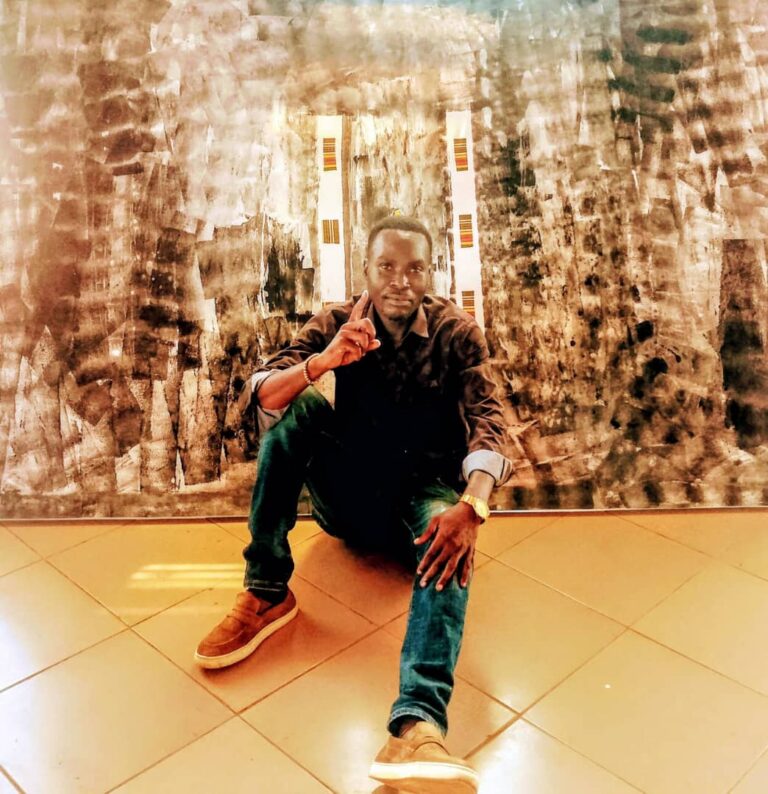 Kokou Ekouagou à l’honneur dans l’exposition collective «RA’ANA» à Lomé : un voyage artistique aux premières racines de l’identité africaine