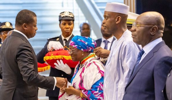 Célébration du 65e anniversaire de l’indépendance du Togo : le chef de l’État honore les mérites des citoyens engagés