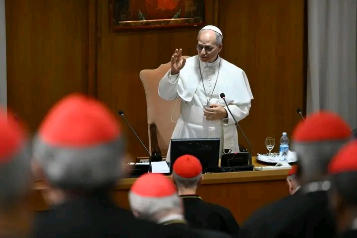 Léon XIV explique le choix de son nom en référence à Léon XIII, et appelle à une nouvelle doctrine sociale face à l’IA