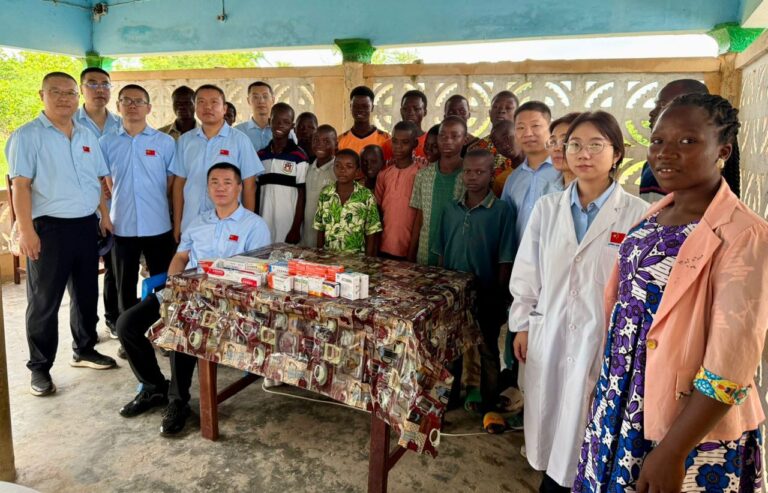 La mission médicale chinoise apporte un souffle d’espoir aux orphelins de Niamtougou