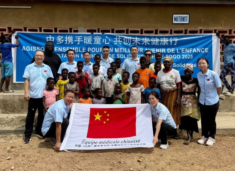 La mission médicale chinoise aux petits soins des enfants de la « Maison de l’Enfance Heureuse Monseigneur Ignace » à Kara