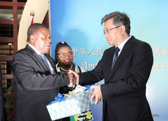 Fin de mission de l’ambassadeur chinois au Togo : un cadeau souvenir et des adieux à Chao Weidong