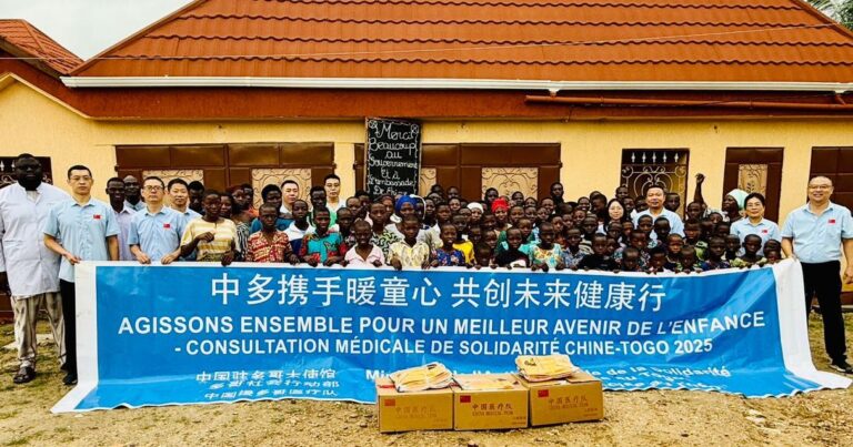 Consultation médicale gratuite au Centre d’accueil Gloire à Dieu à Kara : la coopération sino-togolaise au service de l’enfance