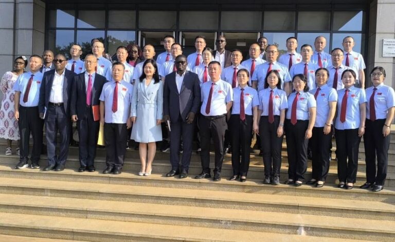 Le Professeur Tchin DARRE salue l’engagement de la mission médicale chinoise