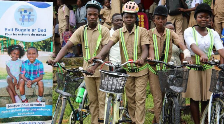 L’association EBB en appui à la LTPE offre des « vélos de la réussite » aux élèves de Danyi