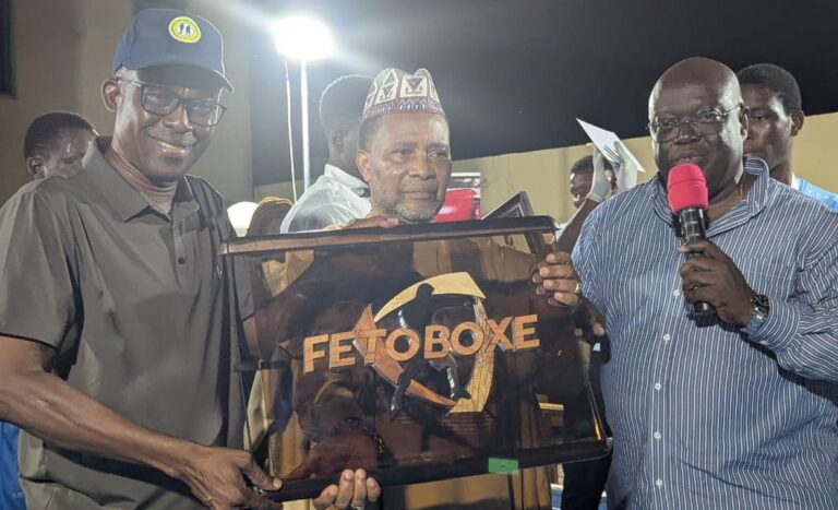 La FETOBOXE honore Azaad Kélani Bayor